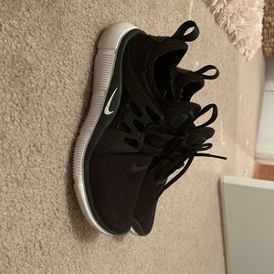 Womens 6 1/2 Nike Acalme Running Shoes